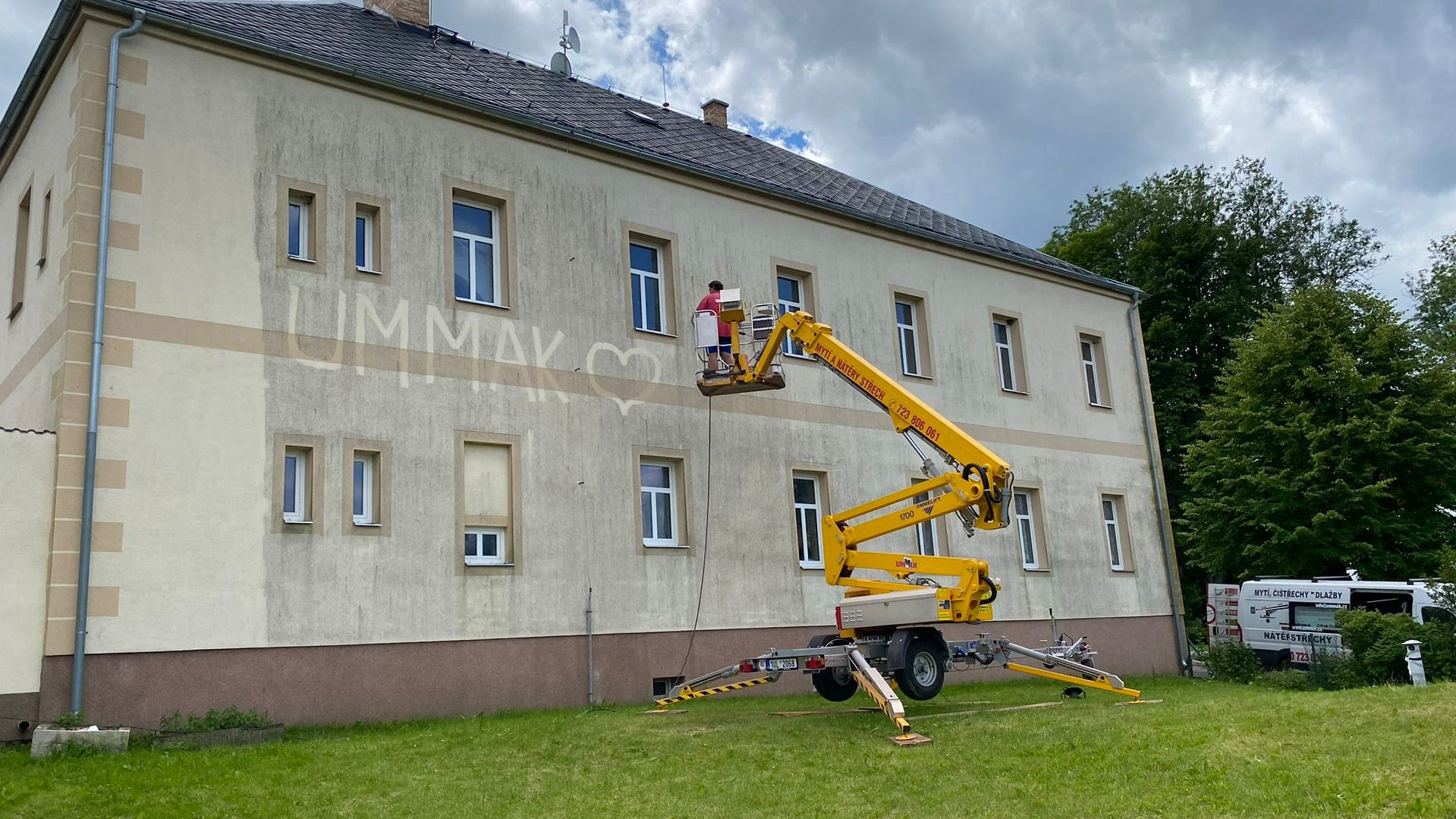 Ummak - čištění fasád, střech a dlažeb